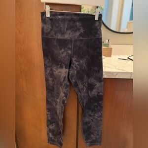 - Lululemon women’s tonal  print Leggings